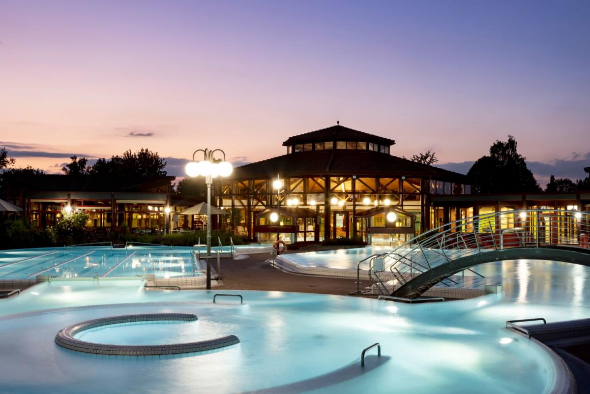 Therme bei Nacht