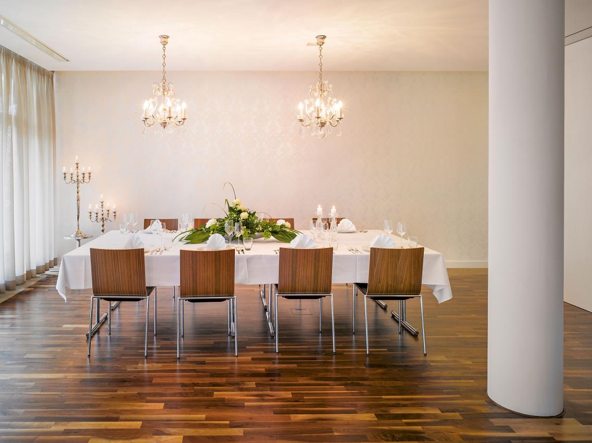 Festraum mit Kronleuchtern und Holzboden