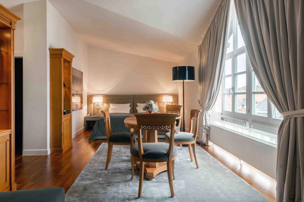 JR Suite 02