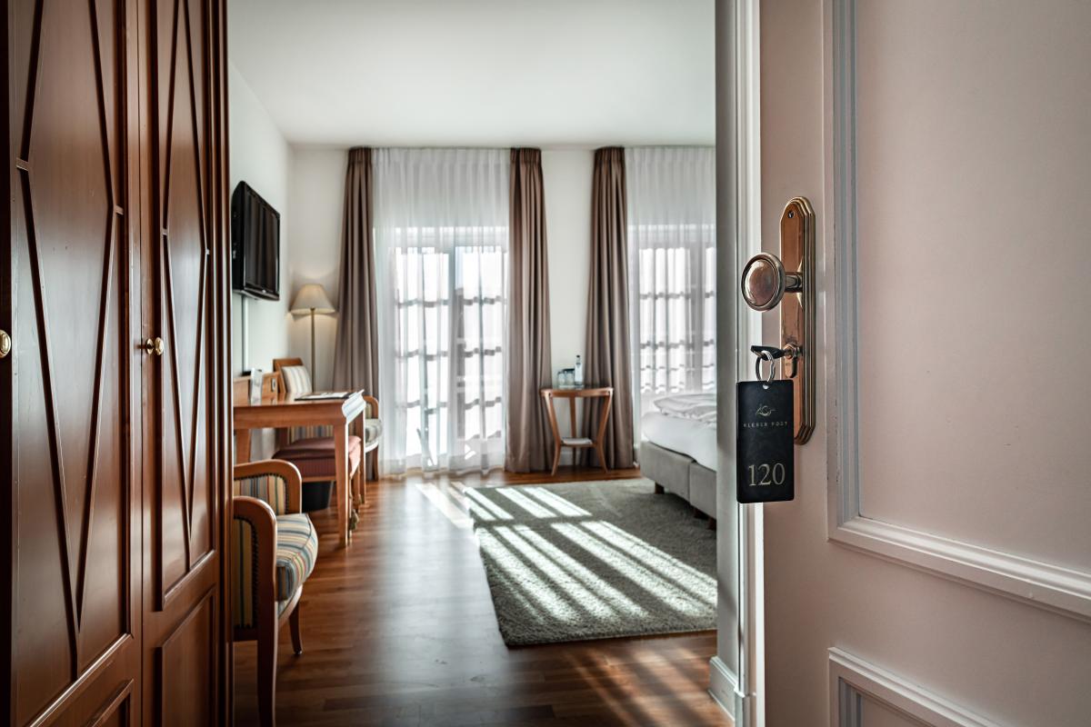 Blick in das Hotelzimmer durch die Tür